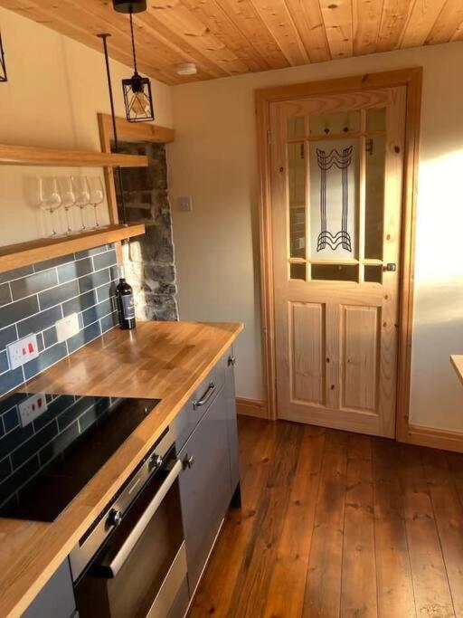 Ty Taf 2 Bed Cottage With Deck & Easy Transport Links Cardiff Eksteriør bilde